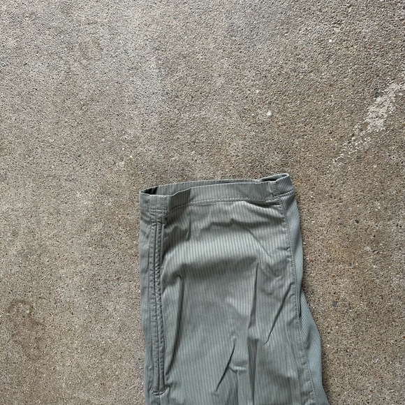 EUC Lululemon Beyond The Studio Crop Grey Sage Size 6 - Picture 9 of 12